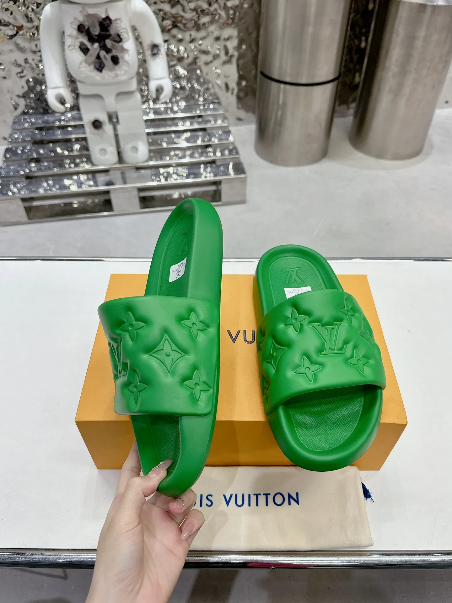 [L Home] P: 280💰 ▪️Shoe size: Women's 35-40 Men's 38-46▪️Packaging: Counter top quality~original packaging 𝟐𝟎𝟐5 Louis Vuitton counter's new embossed slippers, lv monogram embossed slippers, Waterfront sandals are back with a new look, and the upper buckle is embossed with lv's iconic Monogram pattern. Made of waterproof rubber with a comfortable and resilient insole. The lightweight, flexible outsole is embossed with the Louis Vuitton logo. ▪️Fabric: Original molded rubber foam surface ▪️Technology: embossed logo ▪️Sole: Original molded rubber foam outsole ▪️Sole thickness: 3CM.